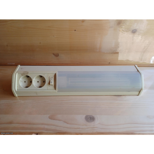Unterbauleuchte 11 Watt mit Steckdosen